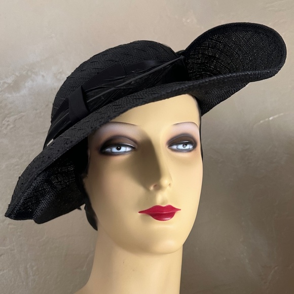 SPLENDID 1940s' BLACK STRAW WIDE BRIM FEDORA WITH LONG BLACK FEATHER